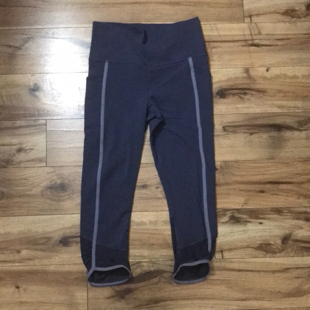 Athleta salutation stash pocket Capri